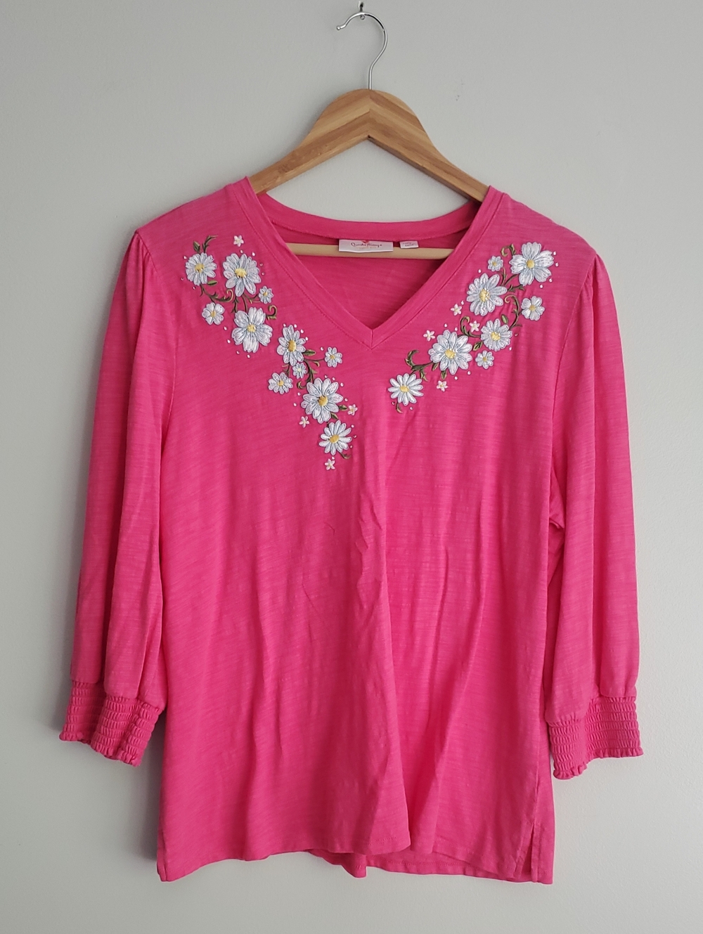 Quacker Factory Women’s Pink V-Neck Floral Embroidered Top Size Large